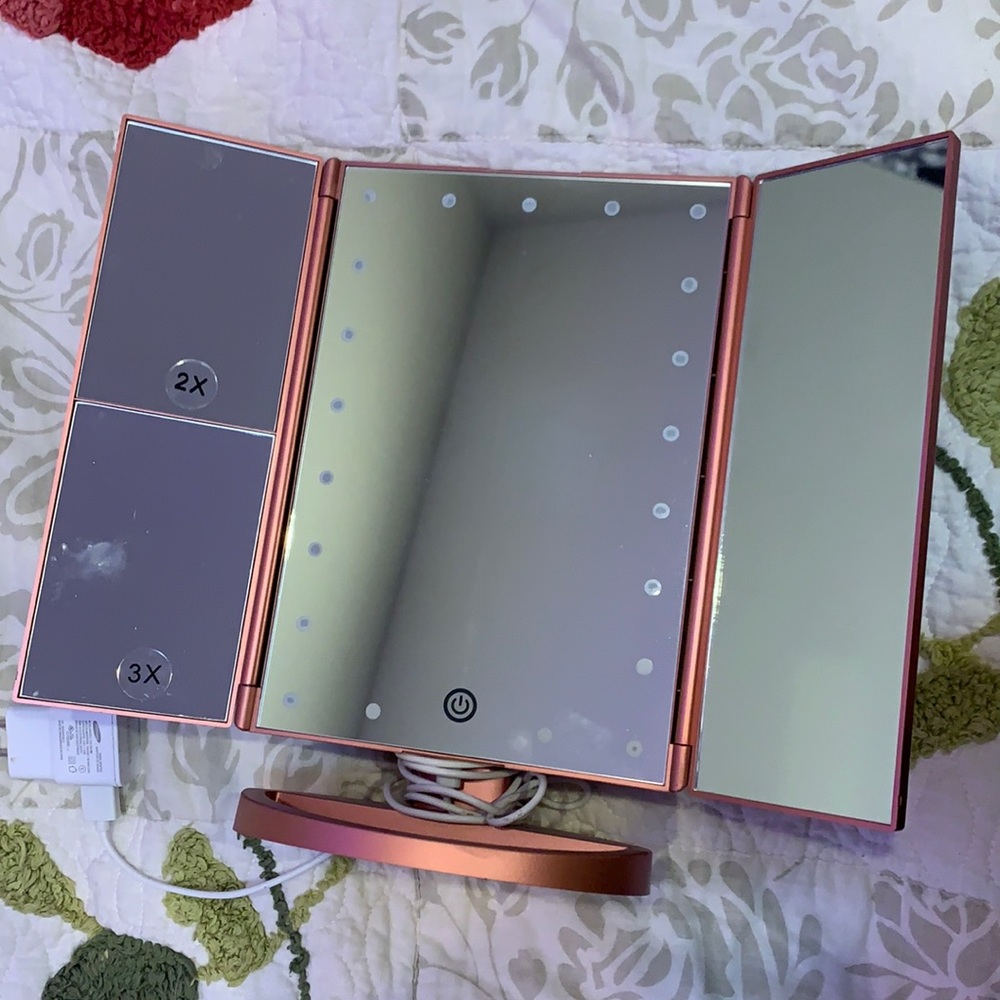 Pink trifold mirror